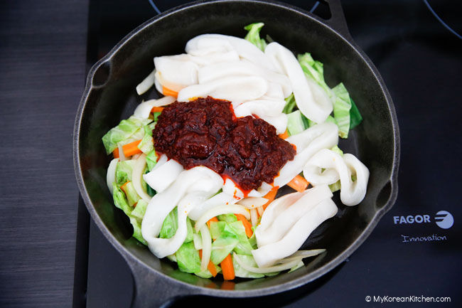 squid rings and spicy sauce aded on top of cooked vegetables