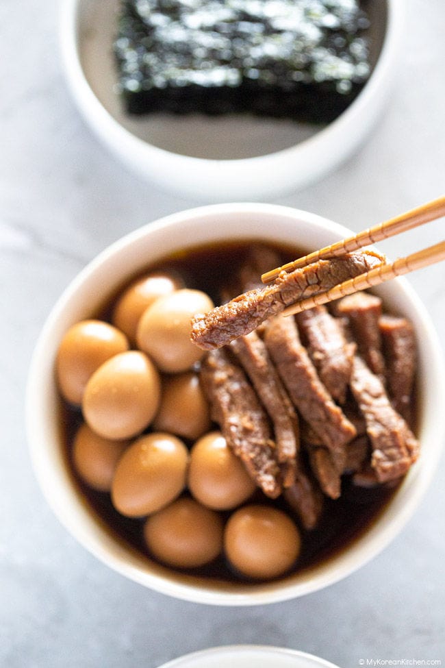 Holding Jangjorim with a pair of chopsticks.