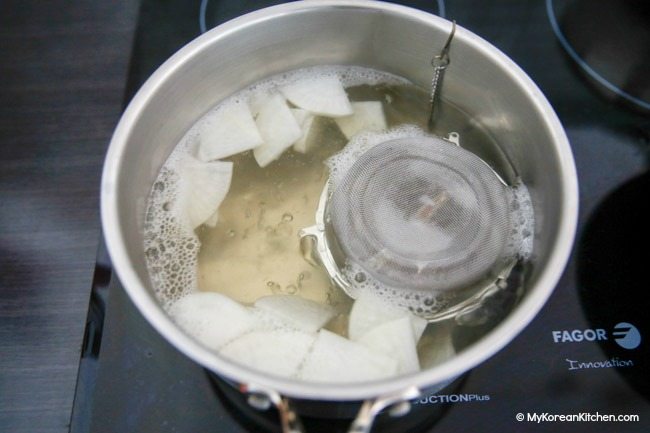 Korean fish cake soup - making broth 2