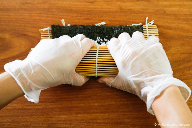 Rolling kimbap using bamboo mat