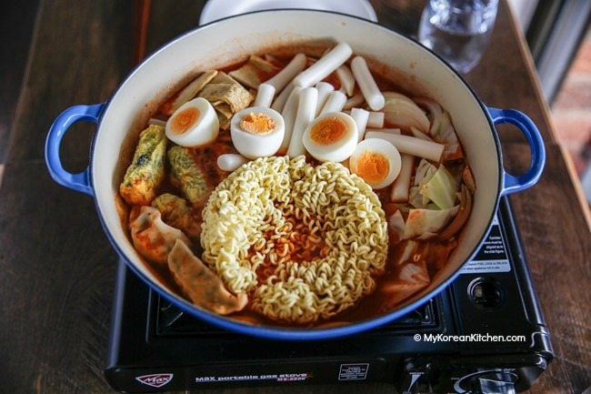 Rabokki cooking
