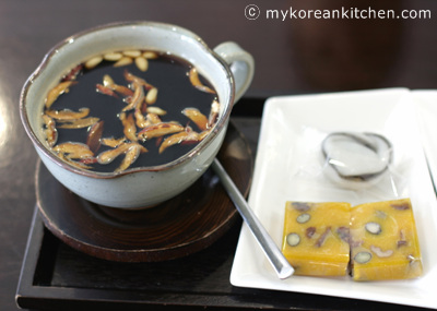 Chinese date tea with goggal ddeok and Hobak ddeok Ddeok (Korean Rice Cake) Cafe - Jilsiru 11