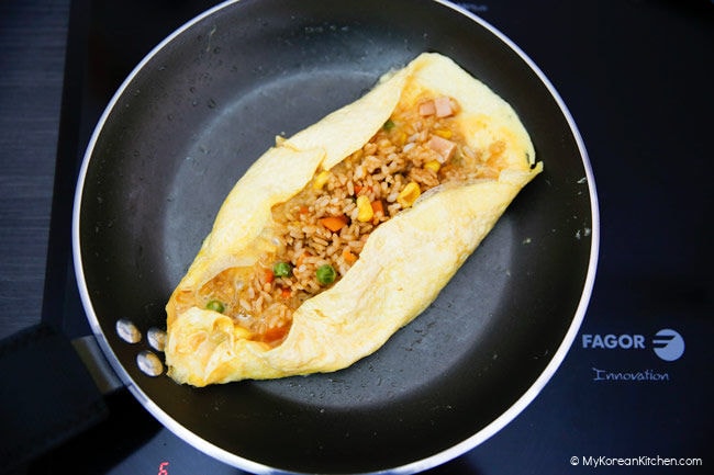 Wrapping fried rice with omelette