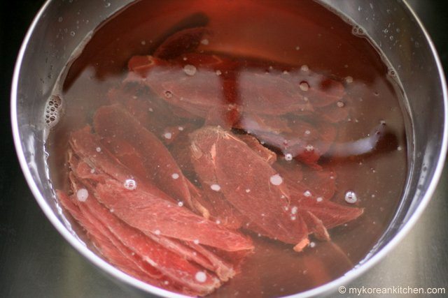 Rinse-Kangaroo-meat-in-cold-water