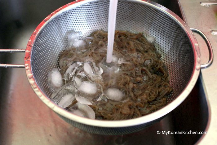 Rinsing noodles
