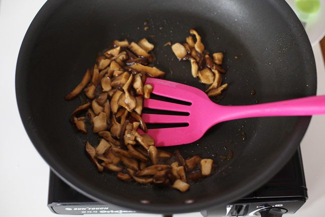 Pan frying mushfooms