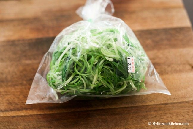 Thinly sliced green onions for salad