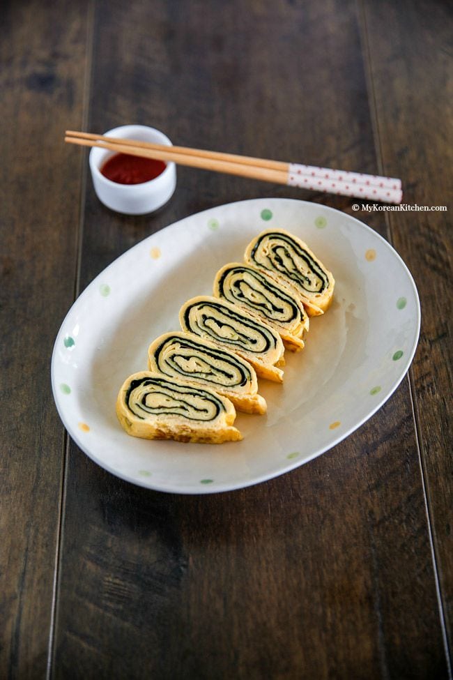 How to make Korean rolled seaweed and egg omelette - This is a simple but delicious Korean side dish! Perfect for a Korean lunch box. | MyKoreanKitchen.com