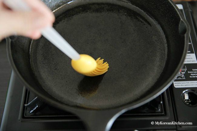 How to make Korean rolled seaweed and egg omelette - This is a simple but delicious Korean side dish! Perfect for a Korean lunch box. | MyKoreanKitchen.com