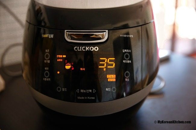 Rice cooker displaying a cooking time of 35 minutes.