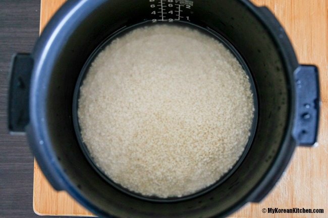 Rinsed glutinous rice in a rice pot.
