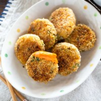 Gochujang mayo tuna cakes served on an oval plate