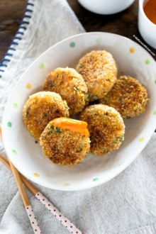 Gochujang mayo tuna cakes served on an oval plate