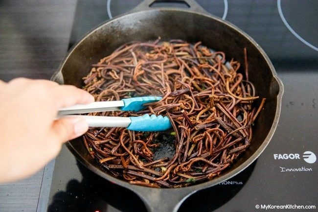 Stir frying gosarji (fernbrake)