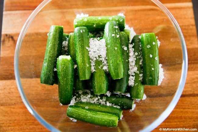 Pickling cucumbers with salt