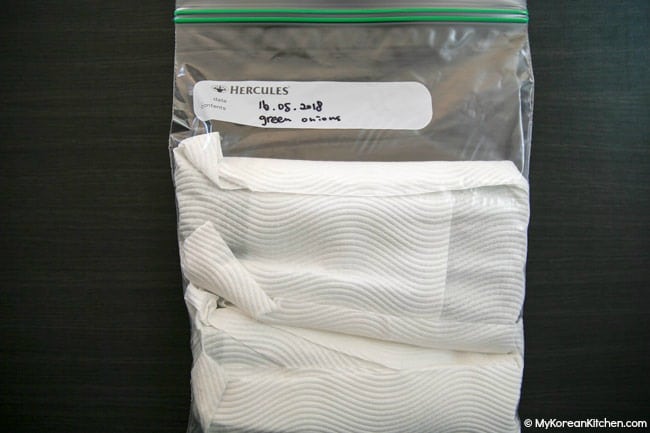 Storing green onions in a ziplock bag