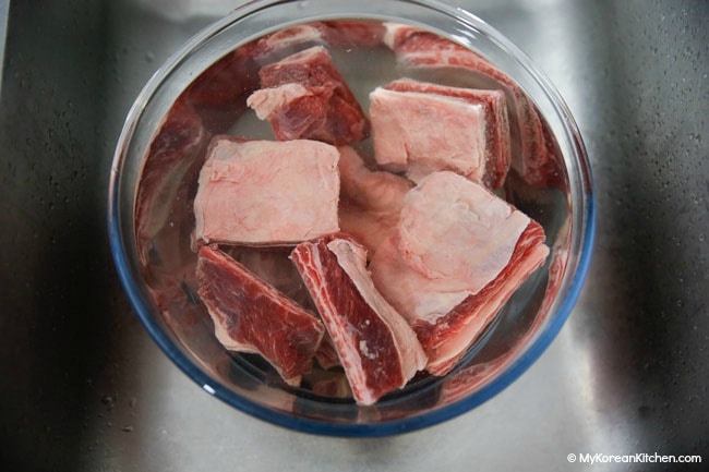 Soaking beef short ribs in water