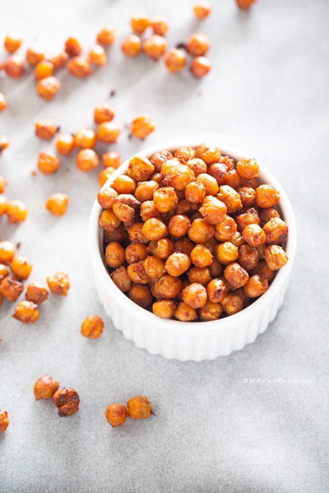 Air fryer chickpeas in a white bowl