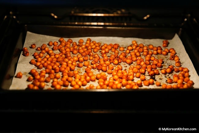 Roasting seasoned chickpeas in oven