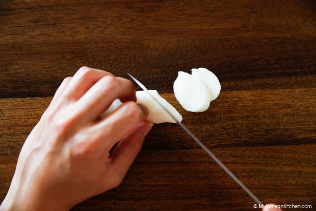 slicing rice cakes diagonally