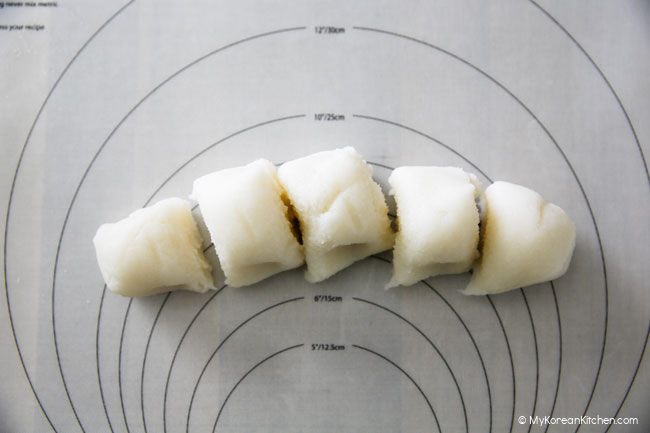 Rice cake dough divided into 5 pieces