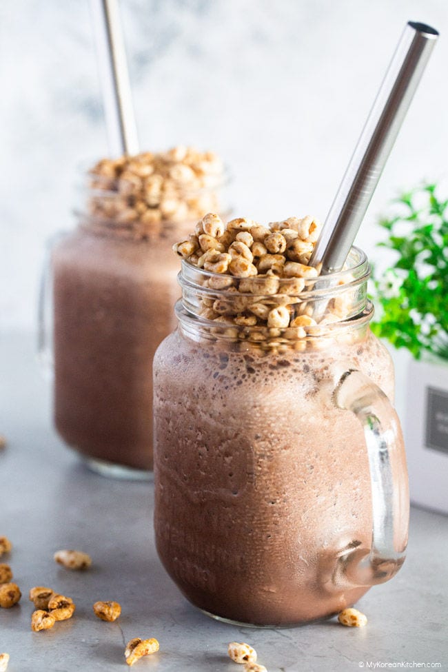 Chocolate Honey Jolly Pong Shakes in clear glass mugs with stainless steel straws