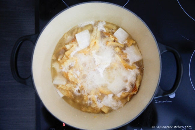 Simmering dried pollack and radish in a Dutch oven pot.